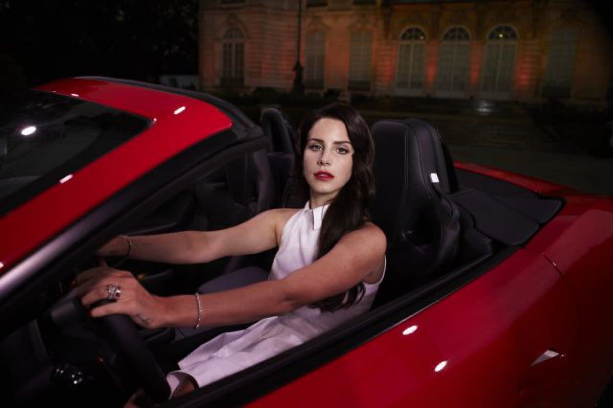 'Born To Die' también fue apoyado por los críticos musicales y, tras lanzar singles como 'Summertime Sadness' o 'National Anthem', ya pocos discutían sobre lo conseguido por Lana Del Rey.