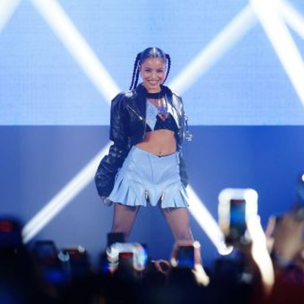 Emilia la rompió en su show en España