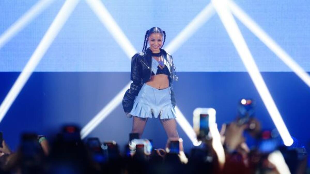 Emilia la rompió en su show en España