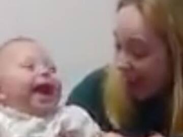 Así reaccionó esta bebé al escuchar por primera vez