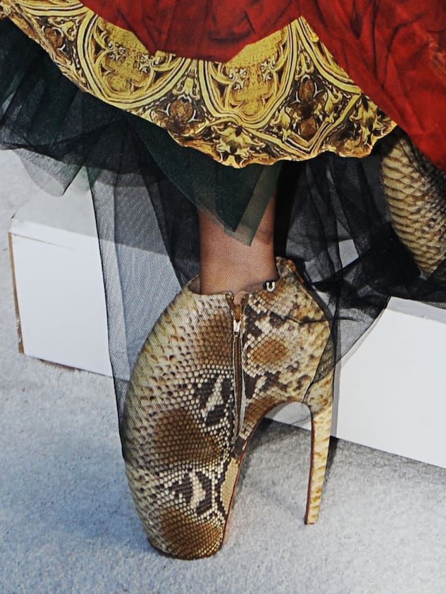 El zapato de Lady Gaga diseñado por Alexander McQueen en los MTV Video Music Awards de 2010. / Jeff Kravitz / Getty