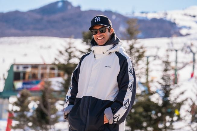 Álvaro de Luna posando sonriente junto a la pista de esquí de Formigal.