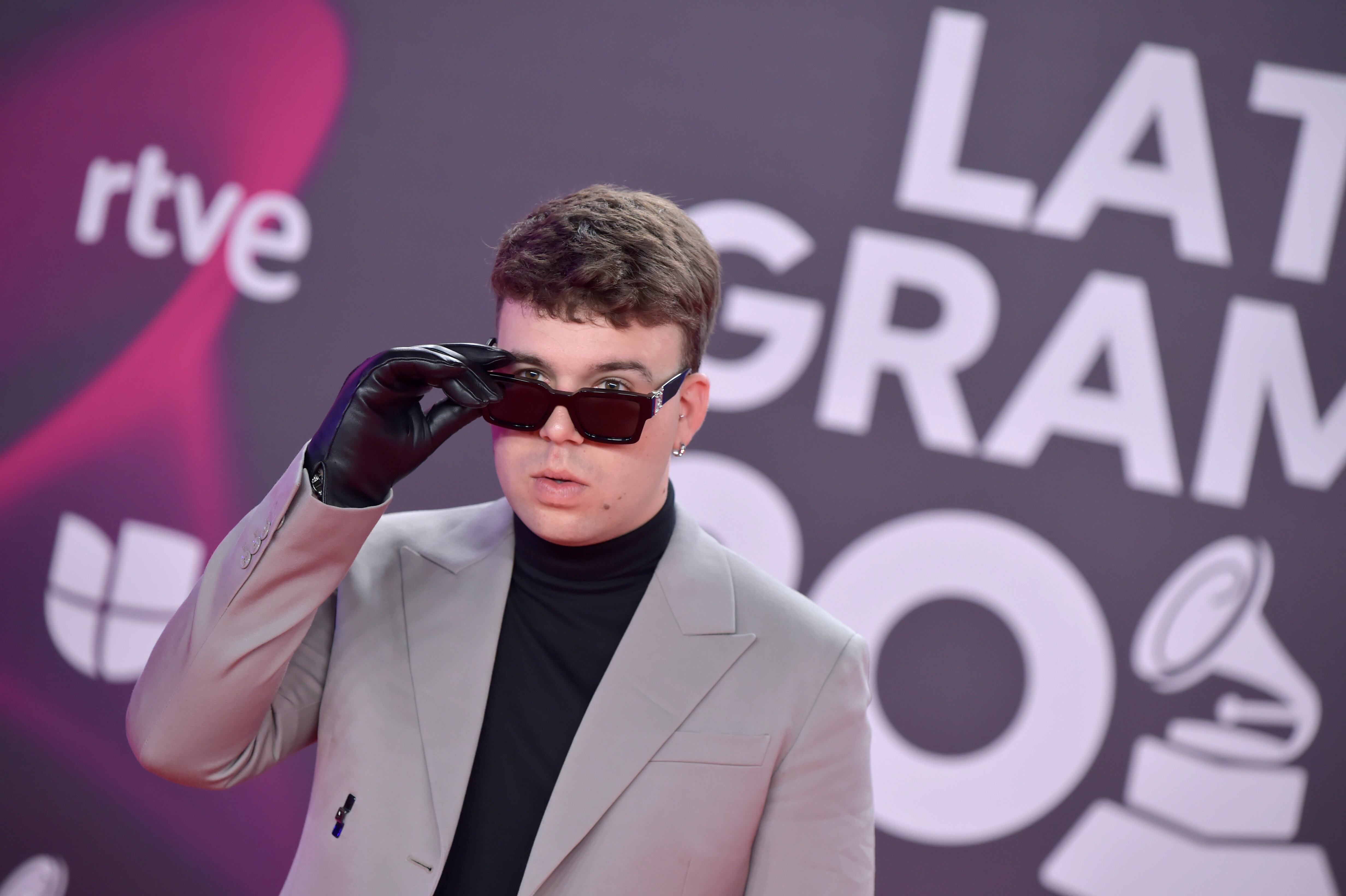 No suele ser habitual que los hombres jueguen con complementos como los guantes pero a Quevedo le sientan como un ídem.