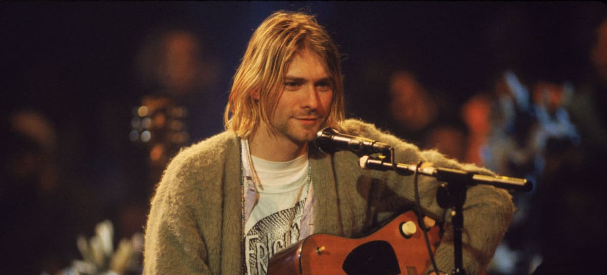 El 18 de noviembre de 1993, el cantante y guitarrista estadounidense Kurt Cobain (1967–1994) se presenta con su banda Nirvana durante la grabación de MTV Unplugged en Nueva York, Estados Unidos.