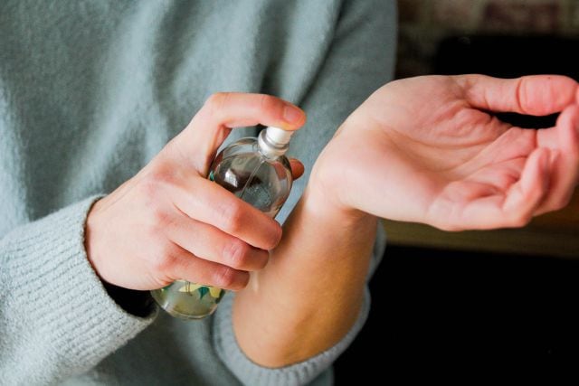 Una persona testea el perfume en su antebrazo.