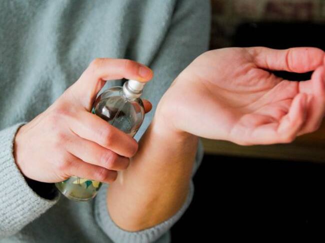 Una persona testea el perfume en su antebrazo.