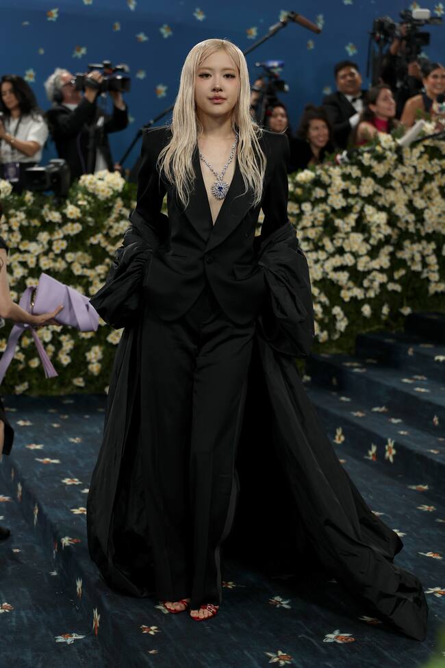 Como en su primera vez en esta gala, Rosé ha confiado en Saint Laurent para el traje negro que lucía. Aunque ha quedado eclipsado por el espectacular collar de Alta Joyería Tiffany en platino y oro de 18 quilates con un zafiro de talla cojín sin realzar, zafiros redondos y diamantes.