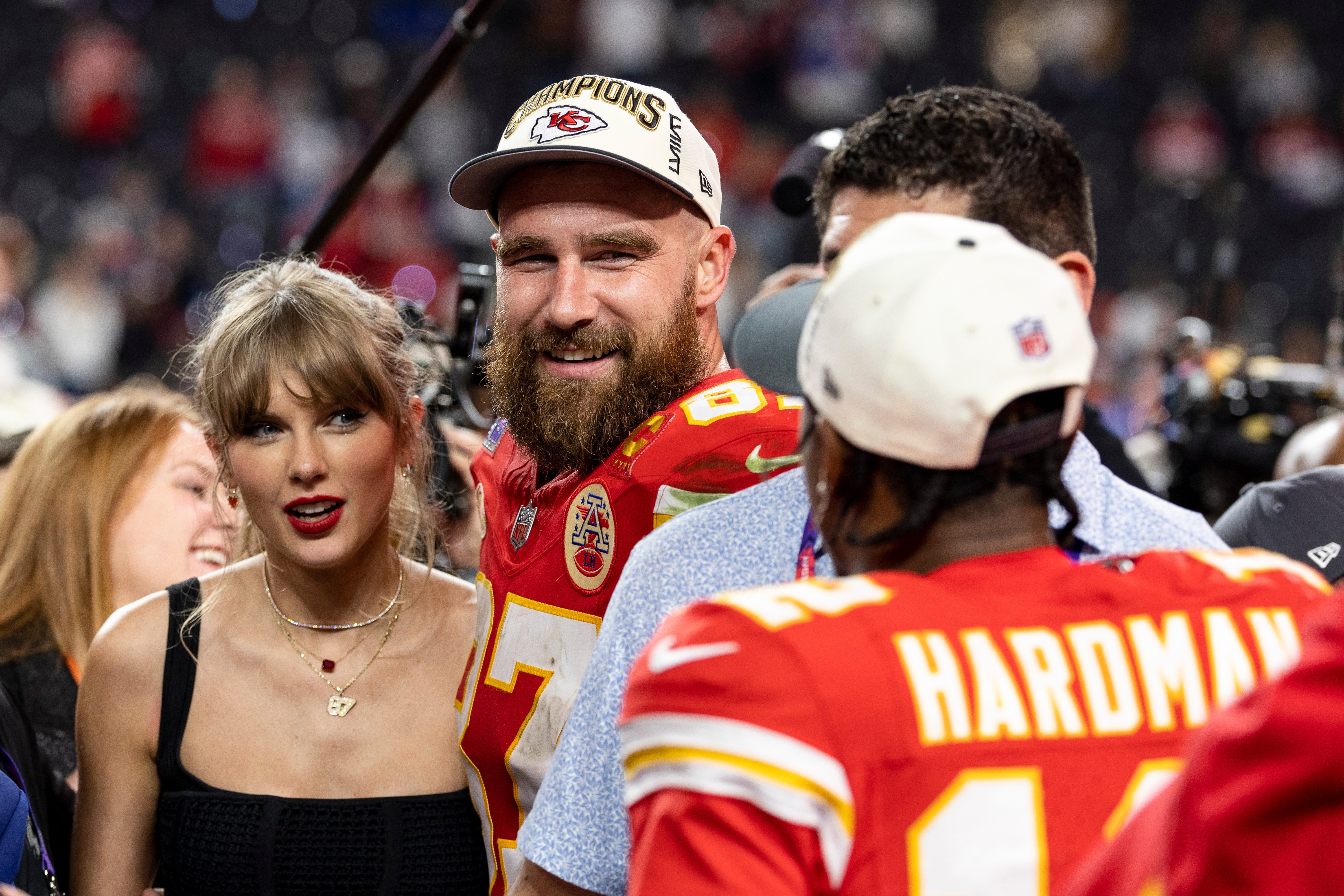 Travis Kelce y Taylor Swift en la celebración de los Kansas City Chiefs tras ganar la Super Bowl 2024. (Photo by Michael Owens/Getty Images)