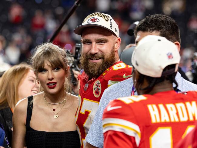 Travis Kelce y Taylor Swift en la celebración de los Kansas City Chiefs tras ganar la Super Bowl 2024. (Photo by Michael Owens/Getty Images)