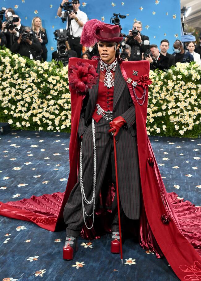 Teyana Taylor entendió el dress code a la perfección y lució uno de los diseños más teatralizados de la noche firmado por Marc Jacobs. No faltaba ningún detalle.