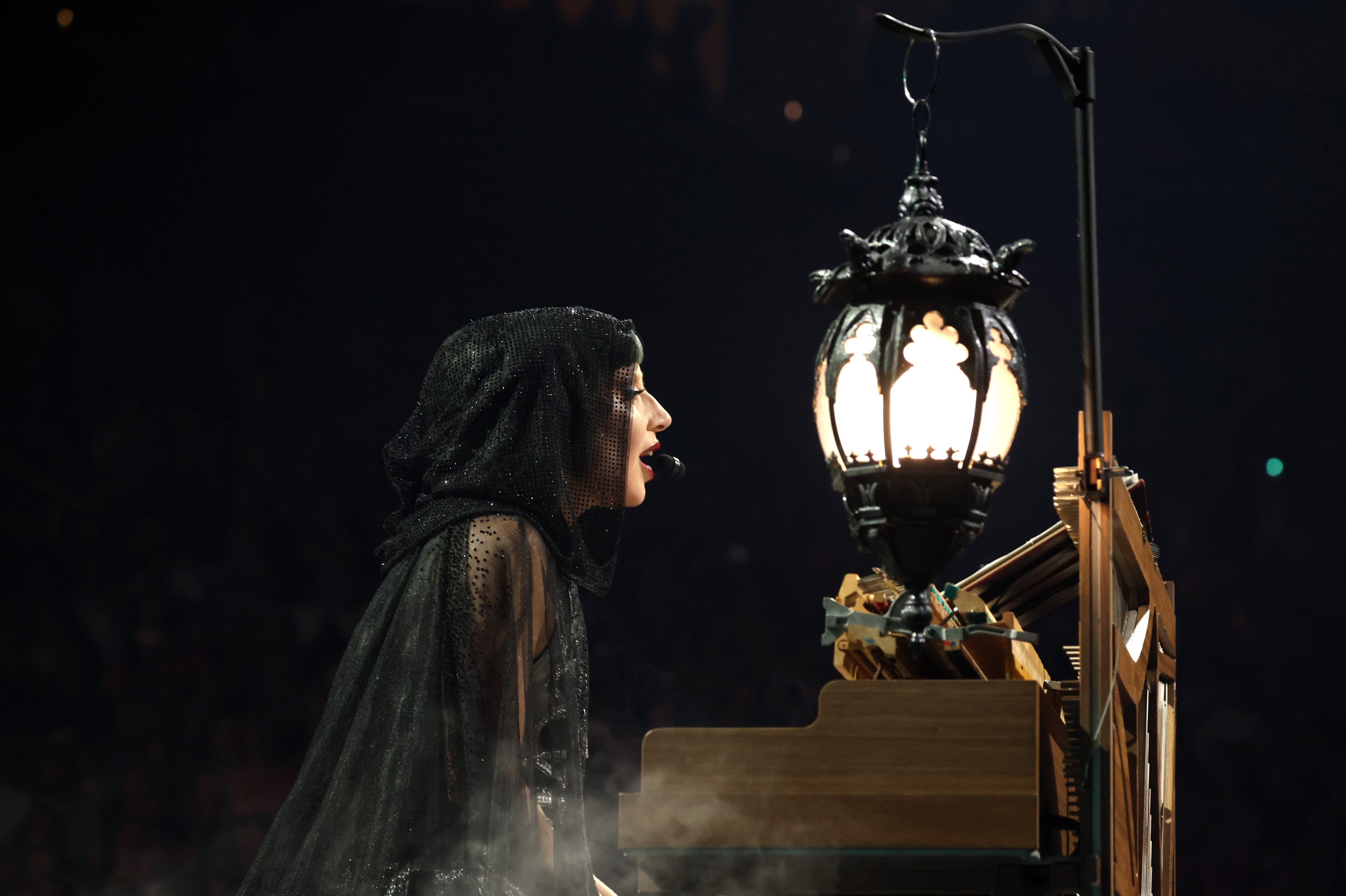 Lady Gaga al piano en su MAYHEM Ball tour. / Kevin Mazur/Getty