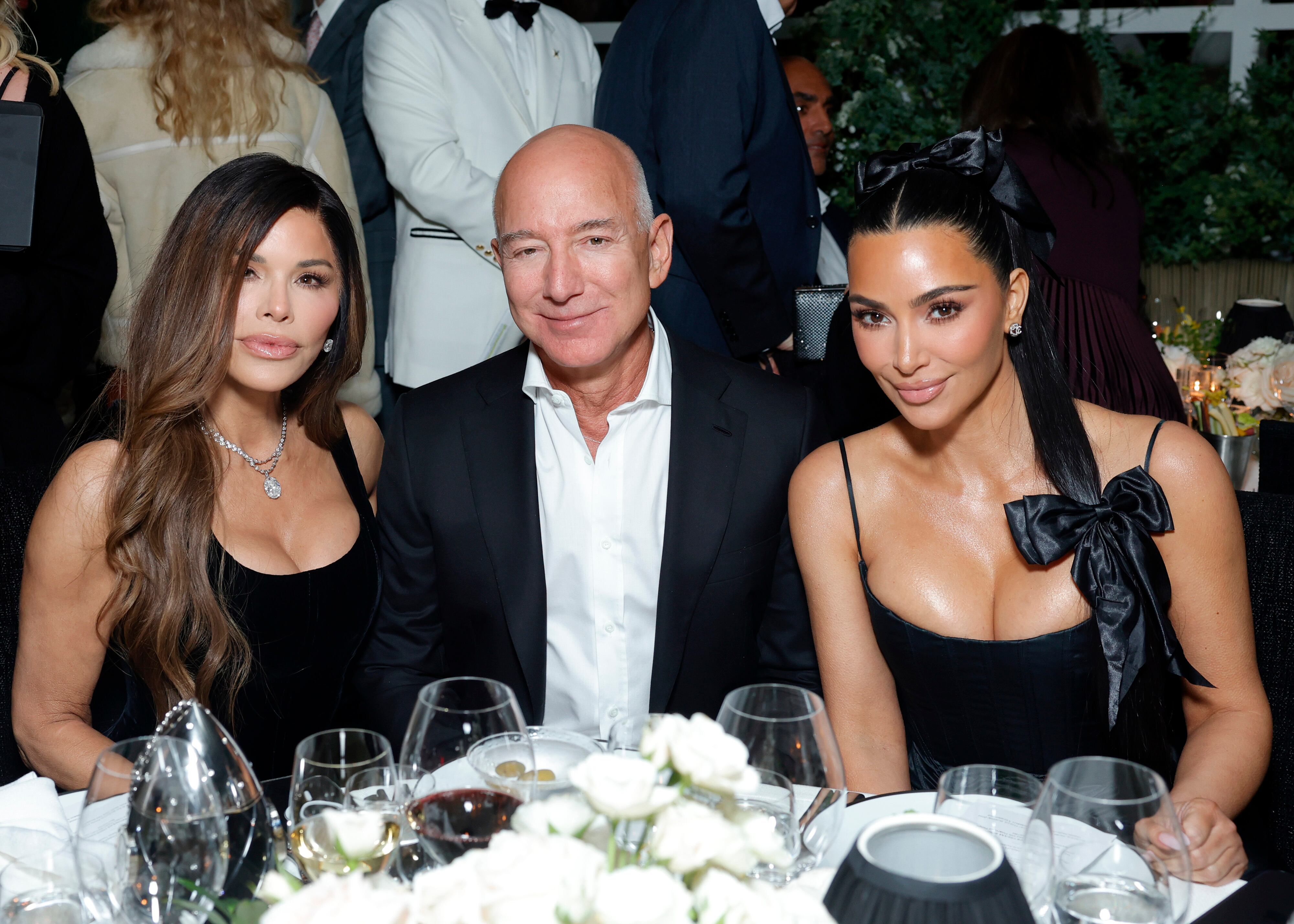 Lauren Sánchez, Jeff Bezos y Kim Kardashian asisten a la cena anual previa a los Oscar organizada por CHANEL y Charles Finch en el Polo Lounge del Beverly Hills Hotel, el 1 de marzo de 2025 en Beverly Hills, California.
