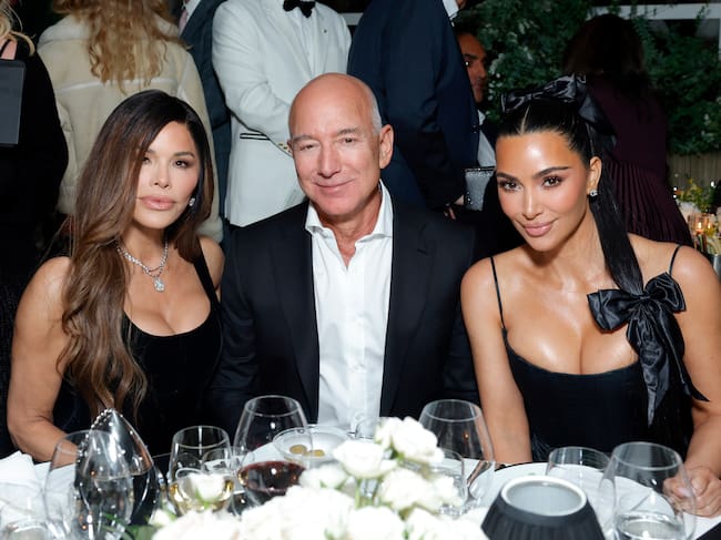 Lauren Sánchez, Jeff Bezos y Kim Kardashian asisten a la cena anual previa a los Oscar organizada por CHANEL y Charles Finch en el Polo Lounge del Beverly Hills Hotel, el 1 de marzo de 2025 en Beverly Hills, California.