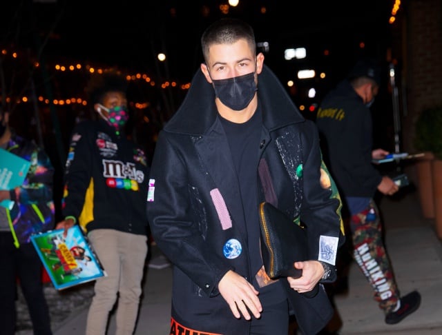 Nick Jonas, viesto en las calles de Nueva York el pasado mes de febrero de 2021 con su bolso.