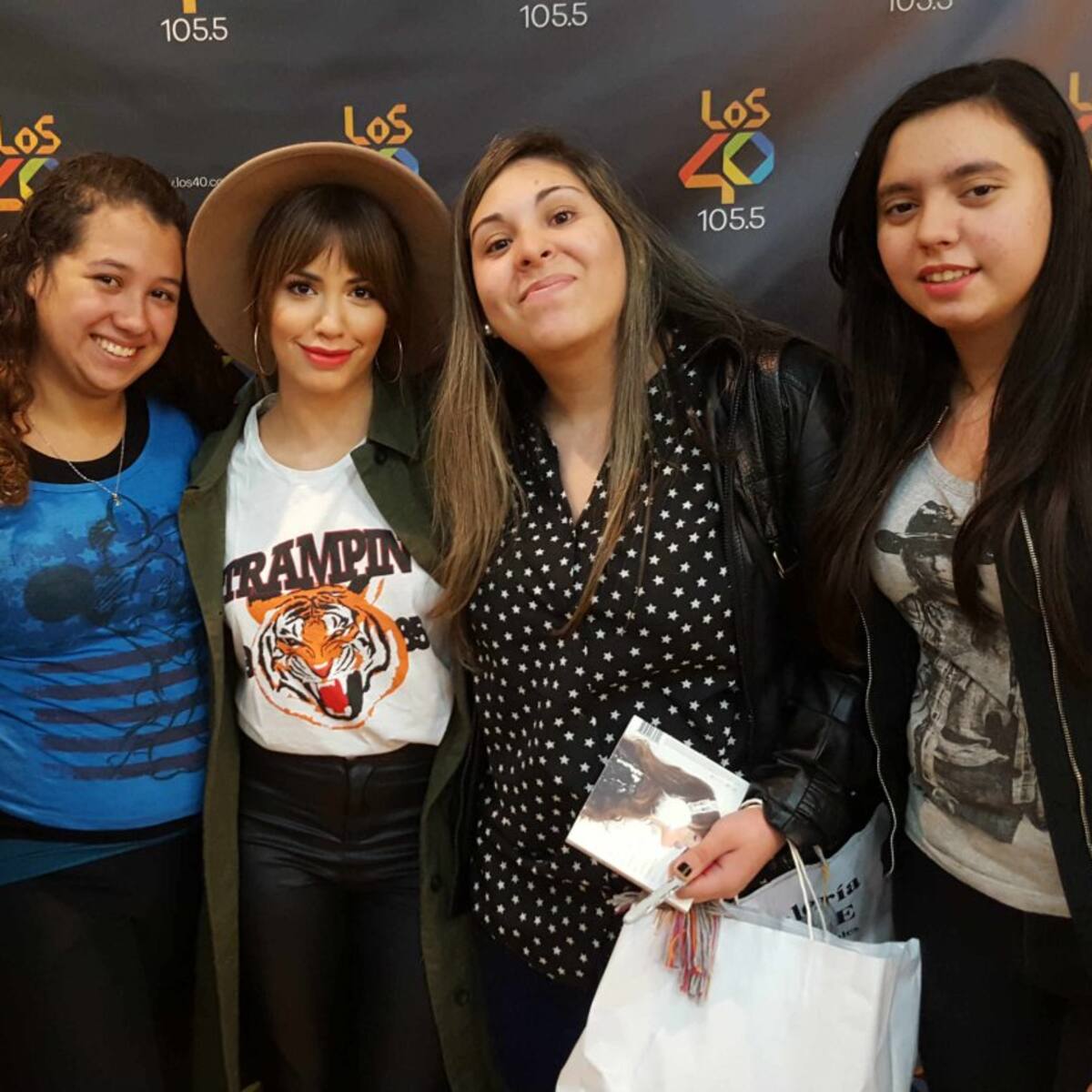 Mirá las fotos de las fans que conocieron a Lali Esposito en LOS40
