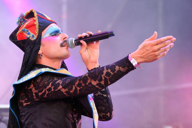 Rodrigo Cuevas cantando en un festival de Barcelona.