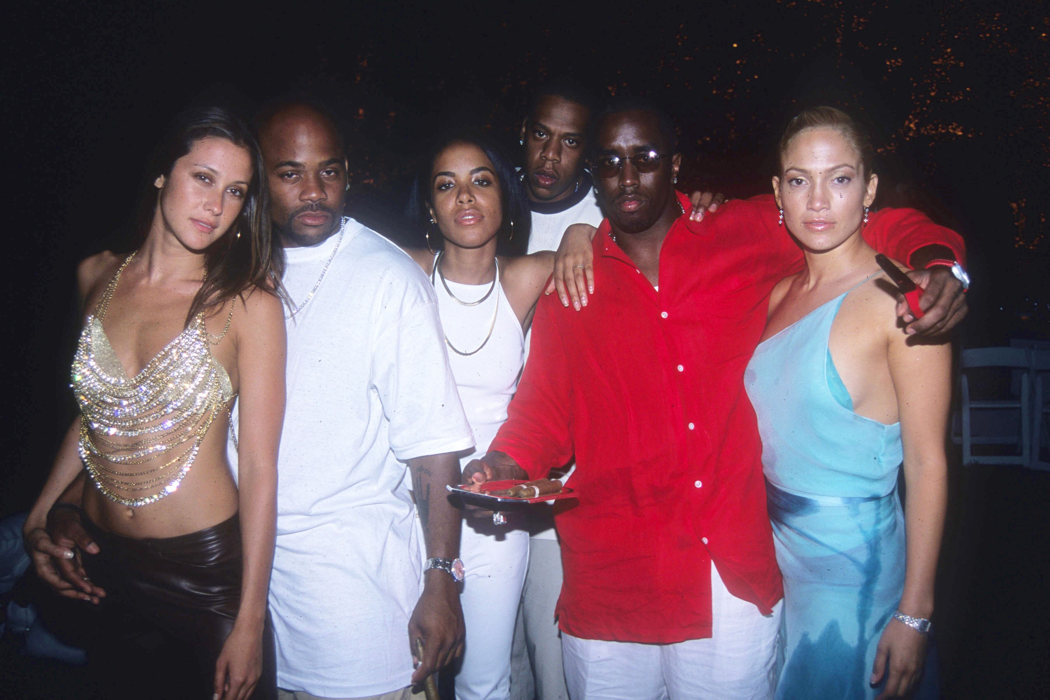 EAST HAMPTON, NY - 2 DE JULIO: Natane Adcock, Damon Dash, Aaliyah, Jay-Z, Sean Combs y Jennifer Lopez asisten a la fiesta del 4 de julio de Puffy en la casa de Sean Combs el 2 de julio de 2000 en East Hampton, NY. (Foto de Patrick McMullan vía Getty Images)