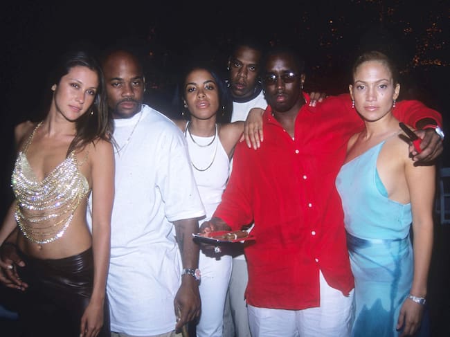 EAST HAMPTON, NY - 2 DE JULIO: Natane Adcock, Damon Dash, Aaliyah, Jay-Z, Sean Combs y Jennifer Lopez asisten a la fiesta del 4 de julio de Puffy en la casa de Sean Combs el 2 de julio de 2000 en East Hampton, NY. (Foto de Patrick McMullan vía Getty Images)