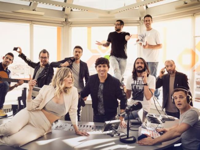 LOS QUE TE DESPIERTAN. Si te levantas de buen humor, échale la culpa a esta tropa. Con Toni Martínez como productor ejecutivo y Dani Moreno (en el centro) y Cristina Boscá -entre otros- al micro, Anda ya es el morning show más escuchado de la radio musical española (1.680.000 oyentes, según el EGM de junio). Su base de operaciones: el estudio B1, inaugurado por Paul McCartney en 1989.