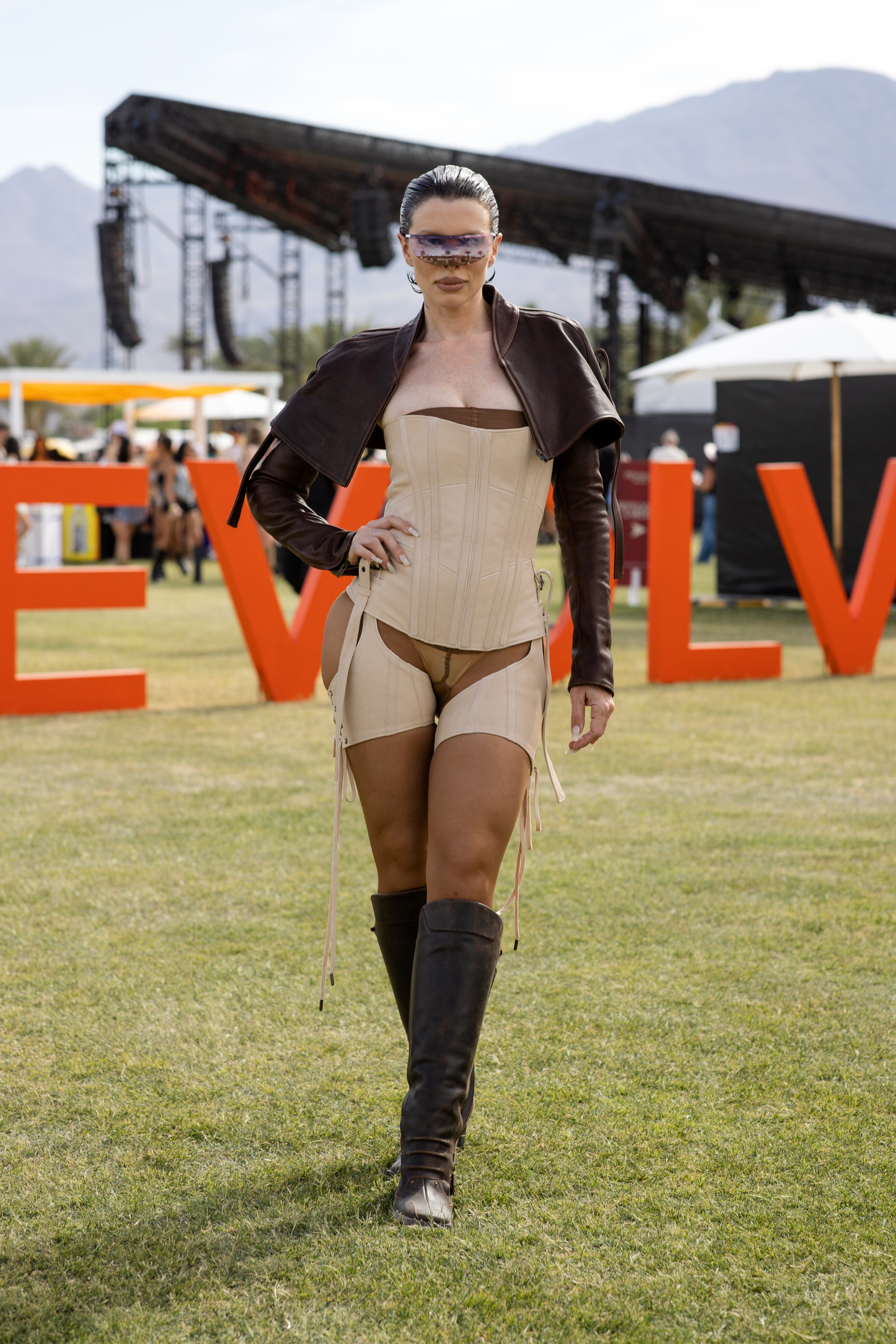 Muchos culparon a Kanye West de los outfits exhibicionistas de Julia Fox, pero está claro que es cosa de ella. Sigue apostando por este tipo de outfits sin ser ya la novia de.