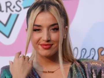 Lola Índigo termina su paso por ‘El Hormiguero’ entre lágrimas