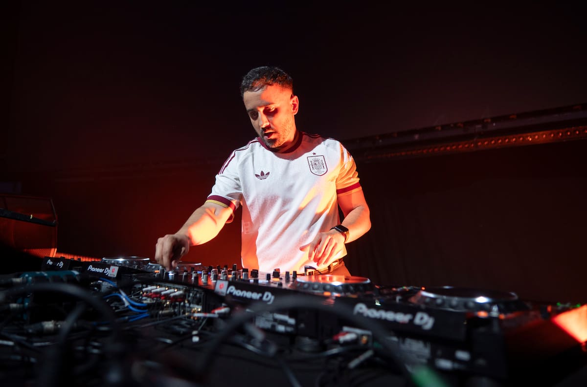 Nuestro compañero David Álvarez fue el encargado de poner un musicón desde su mesa de mezclas