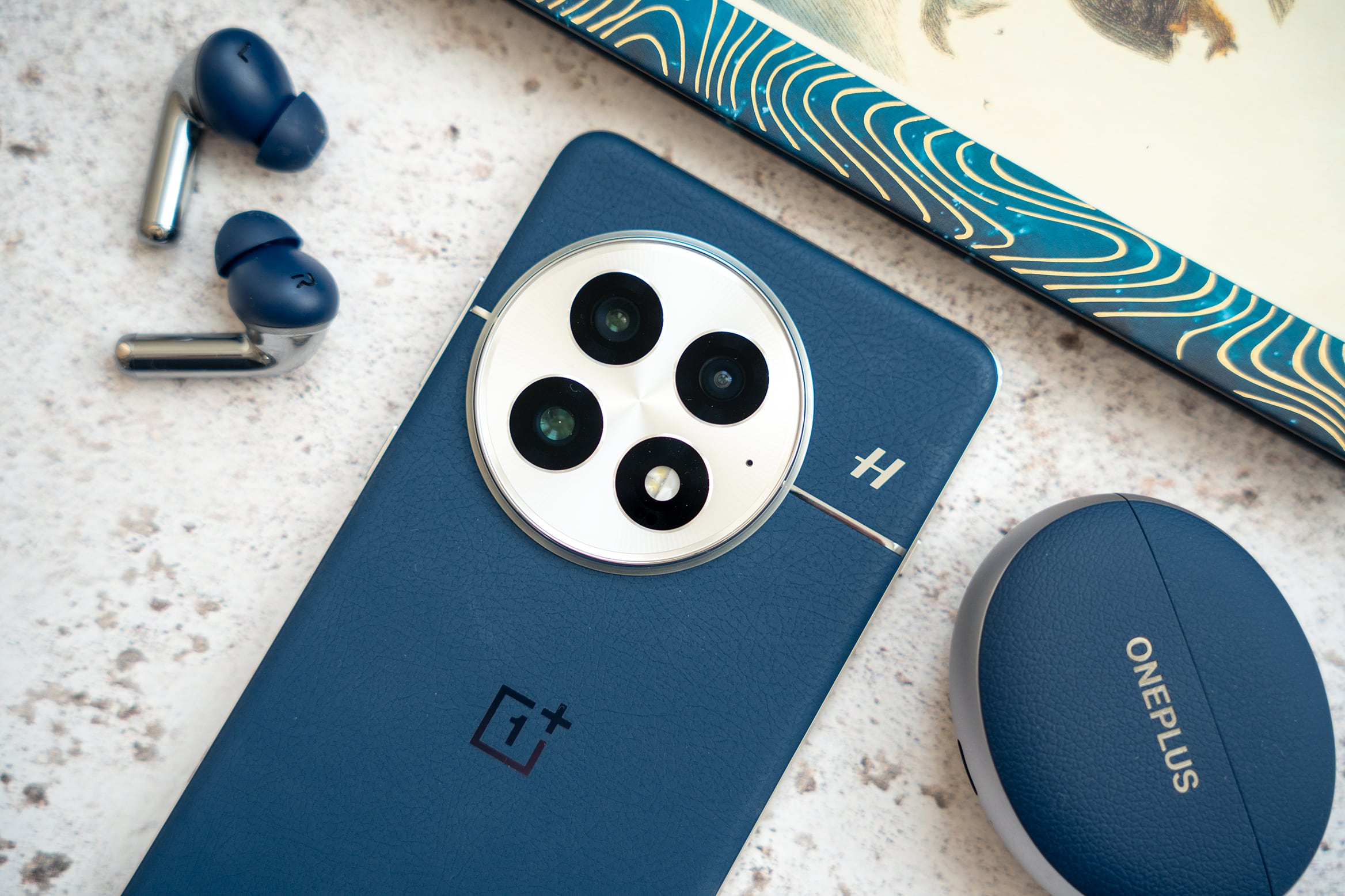 Teléfono y auriculares a juego de OnePlus.