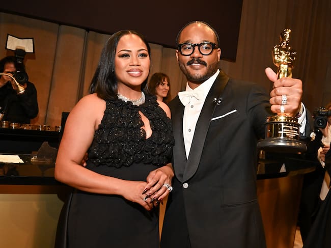 Zinzi Coogler y Ryan Coogler en la 98.ª edición de los Premios Óscar, celebrada en el Dolby Theatre el 15 de marzo de 2026 en Hollywood, California.