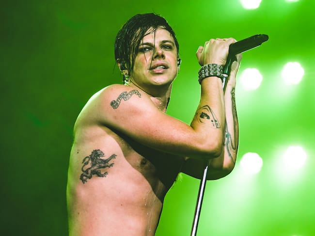 Yungblud en plena actuación de 'The Funeral' en el Palacio Vistalegre Arena de Madrid. / Mariano Regidor/Redferns