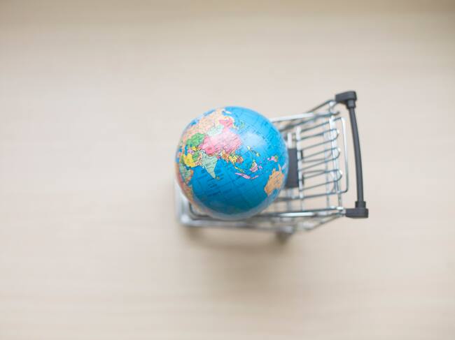 El extractivismo promete desarrollo, pero genera desigualdad y daño al planeta.