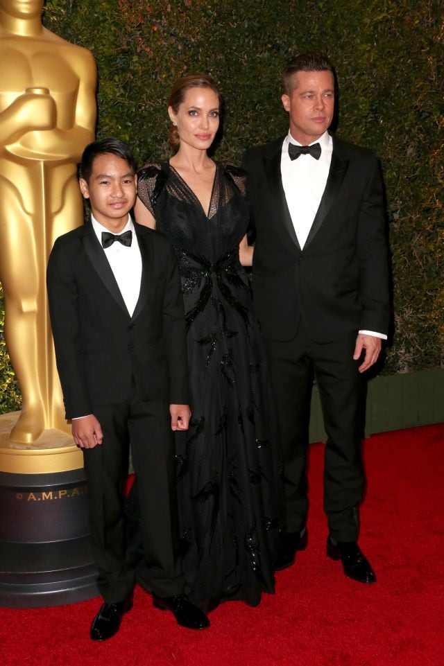 Maddox Jolie-Pitt con la actriz Angelina Jolie y el actor Brad Pitt en un encuentro celebrado en 2013