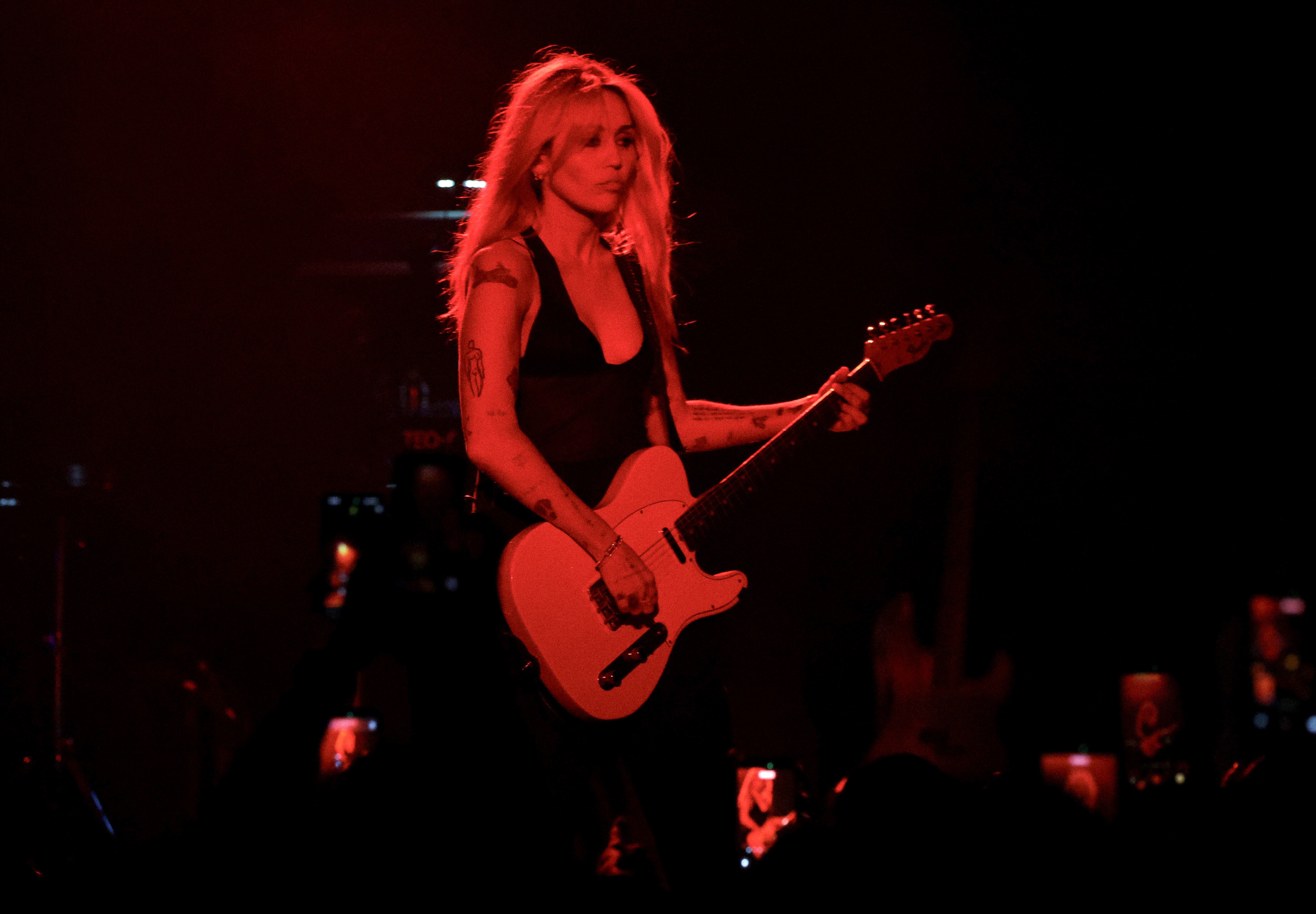 Miley, en su show Bass Persuades 2026 en el Hollywood Bowl de Los Ángeles