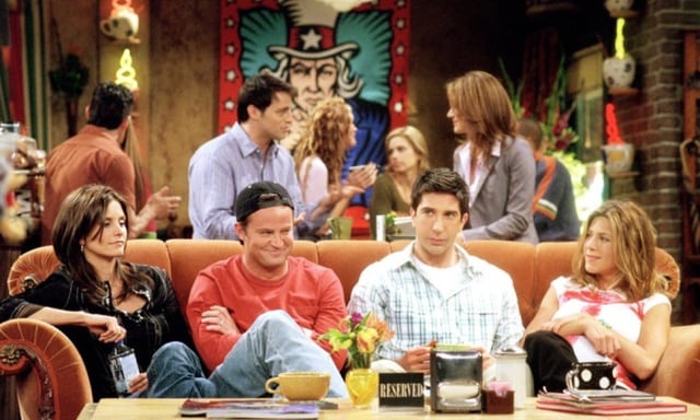 Mónica, Chandler, Ross y Rachel en un capítulo