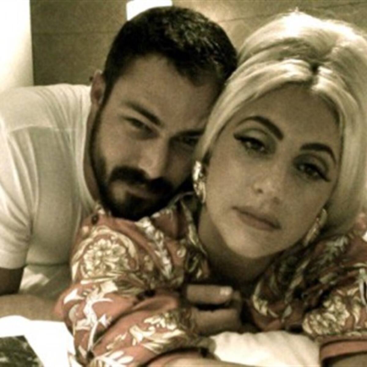 Lady Gaga es sumisa con su novio