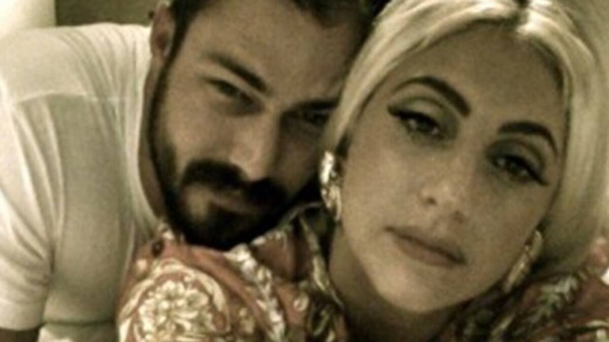 Lady Gaga es sumisa con su novio