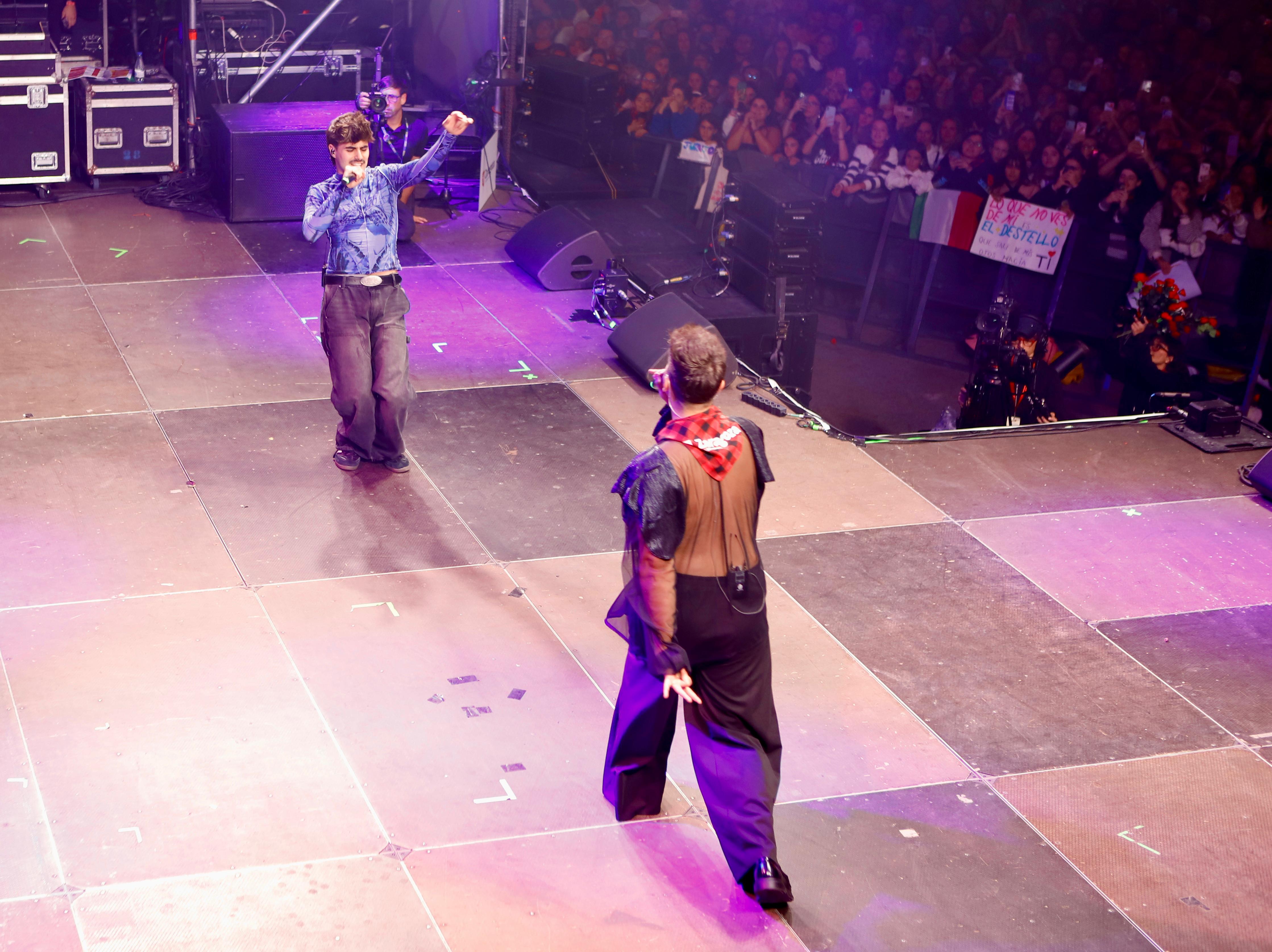 De primeras veces también estaba llena la Plaza del Pilar. Así, Juanjo y Martín cantaron juntos 'El destello' regalándonos un momento que jamás olvidaremos