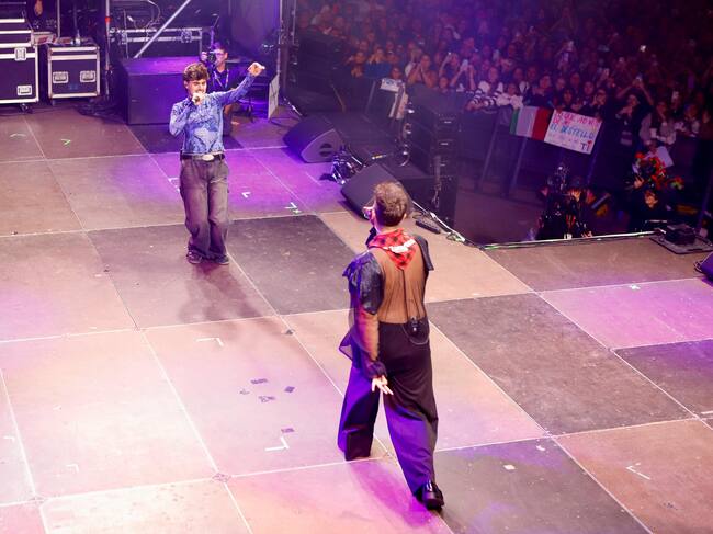 De primeras veces también estaba llena la Plaza del Pilar. Así, Juanjo y Martín cantaron juntos 'El destello' regalándonos un momento que jamás olvidaremos