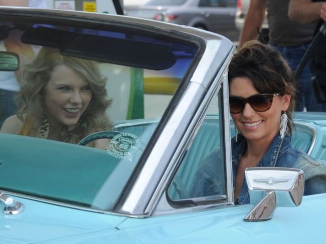 Taylor Swift y Shania Twain, dos mujeres con las mismas raíces que han compartido buenos momentos.