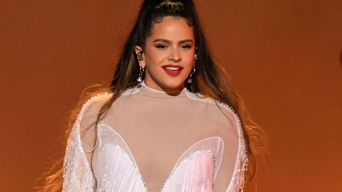 Rosalía celebra el éxito de su hit con Bad Bunny con una enorme copa de vino