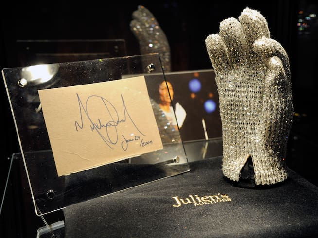El guante y el autógrafo de Michael Jackson