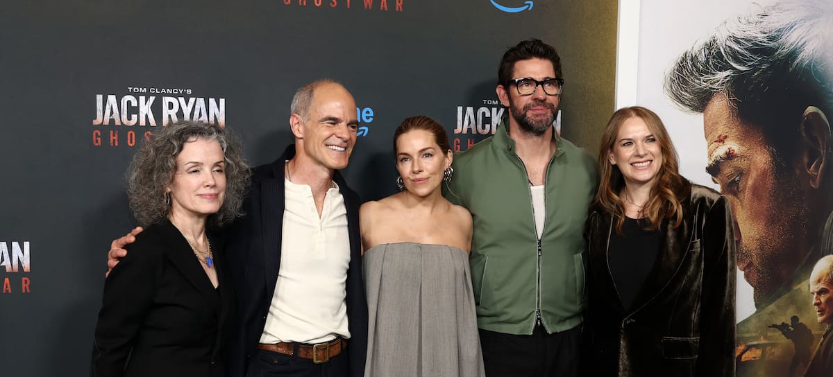 Courtenay Valenti, Michael Kelly, Sienna Miller, John Krasinski y Julie Rappaport, reparto de Jack Ryan Guerra Encubierta