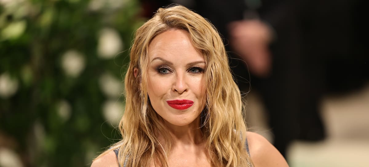 Kylie Minogue, posando con un espectacular vestido gris en el photocall de la MET Gala 2024