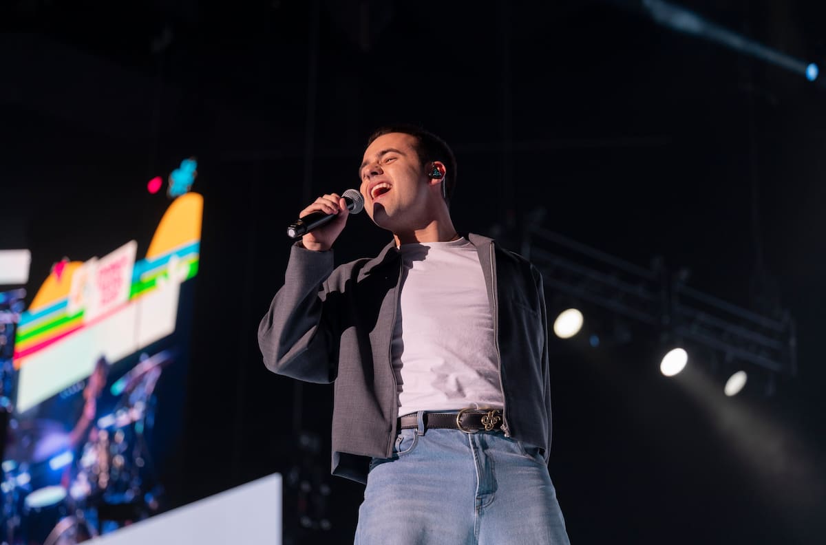 El cantautor lo ha demostrado en el Movistar Arena de Madrid durante su actuación de LOS40 Primavera Pop 2026. Y lo seguirá haciendo en directo en sus conciertos.