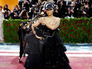 LOS PECHOS DE NICKI MINAJ SE DESCONTROLAN EN LA GALA MET 2022