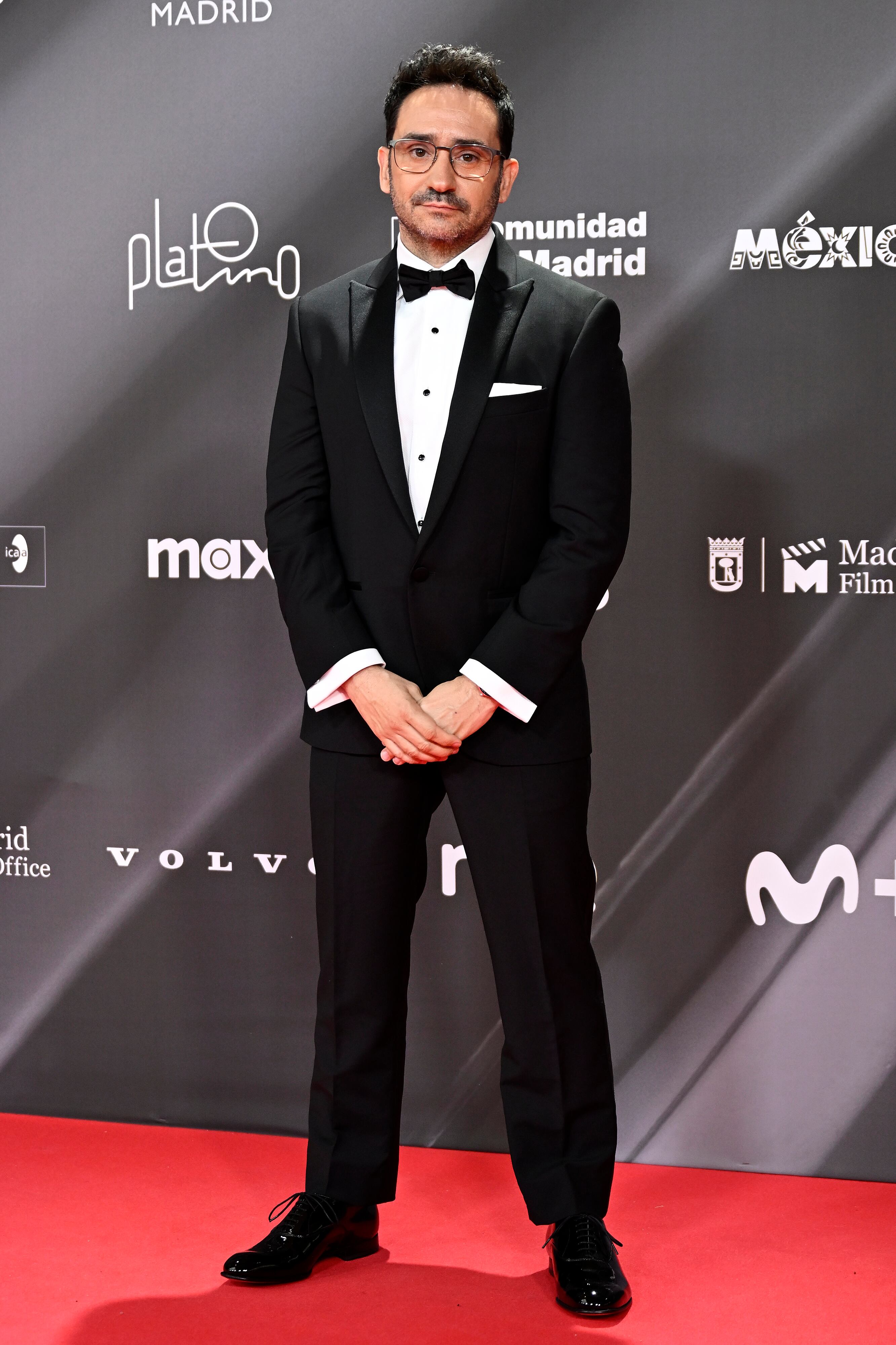 No solo los músicos se ponen pajarita, los cineastas también han optado por este complemento, o por lo menos Bayona que se ha reencontrado en el evento con su actor de 'La sociedad de la nieve'.