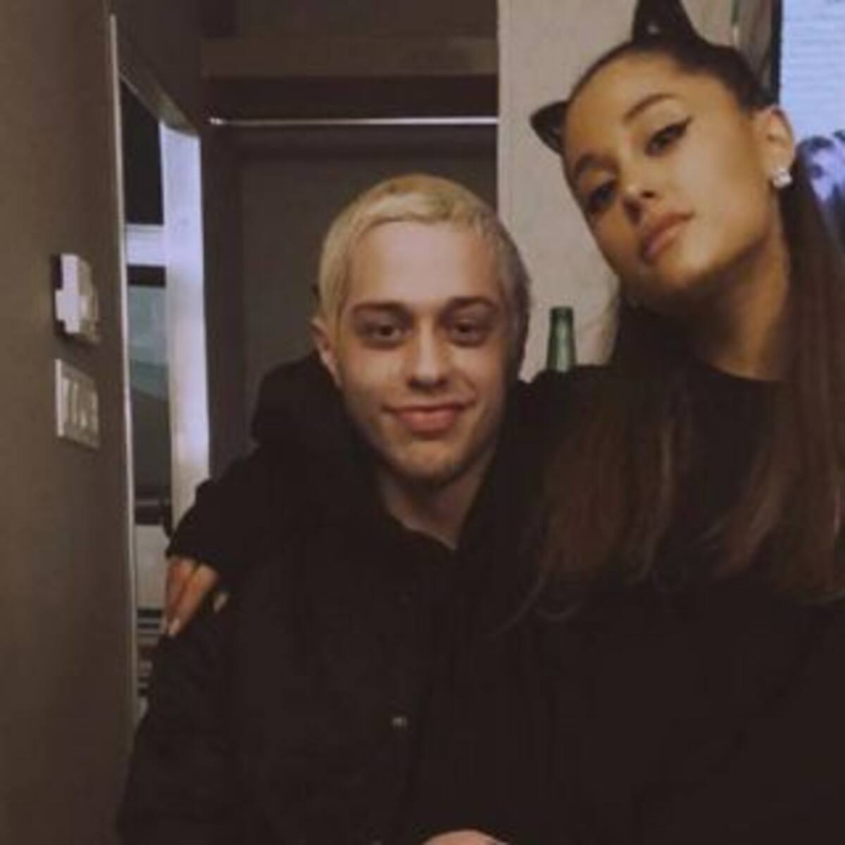 El romántico beso de Ariana Grande y Pete Davidson sobre el escenario