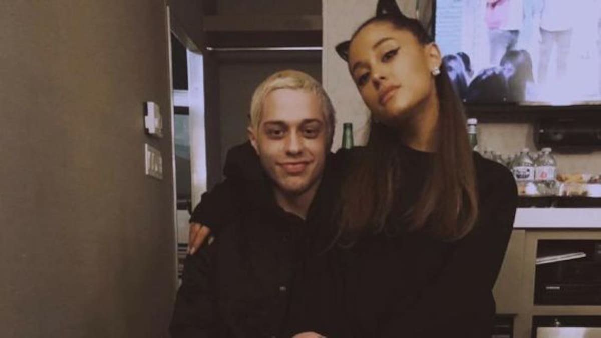 El romántico beso de Ariana Grande y Pete Davidson sobre el escenario