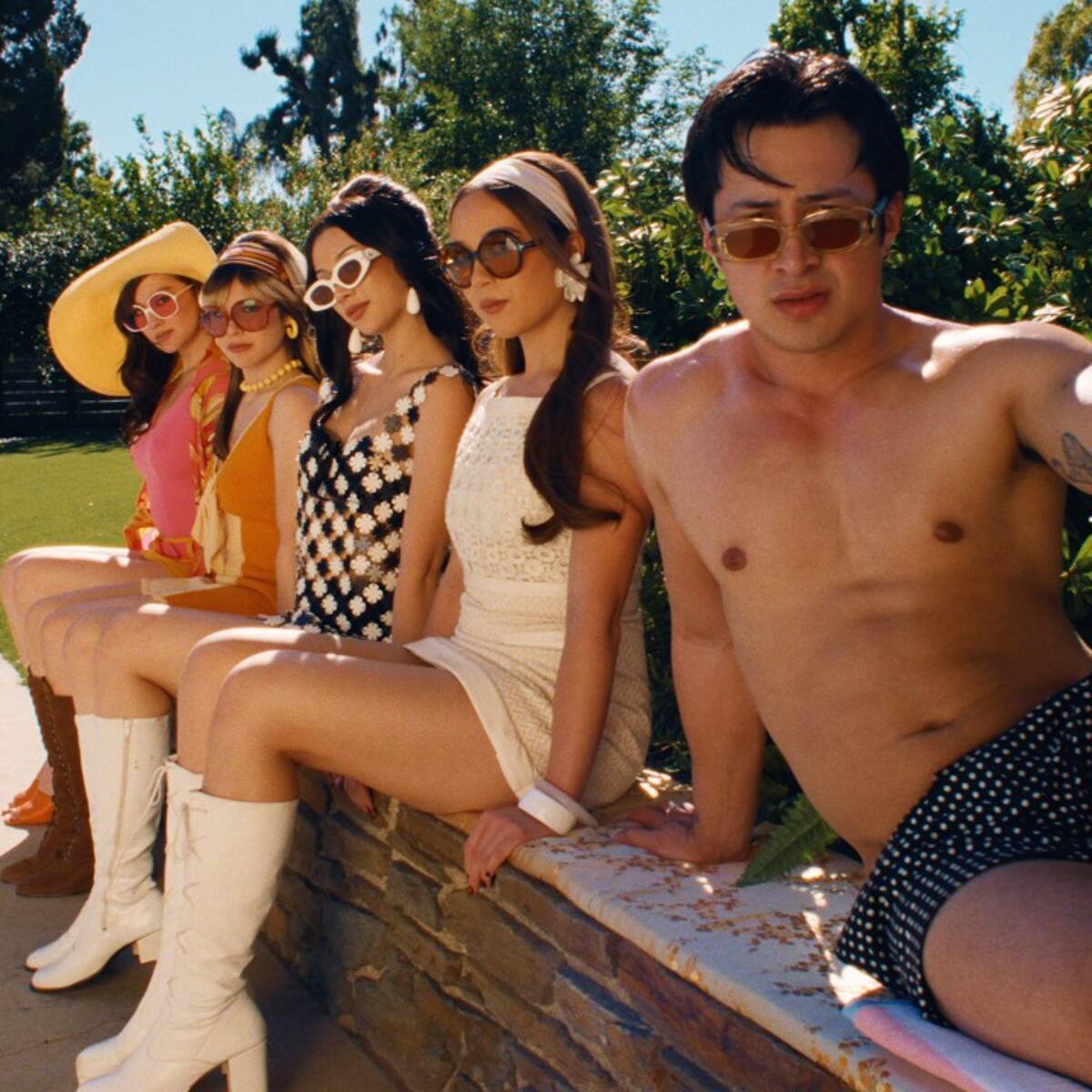 Laufey junta 'Más que rivales' con 'El verano en que me enamoré' en 'Madwoman' con un final perturbador