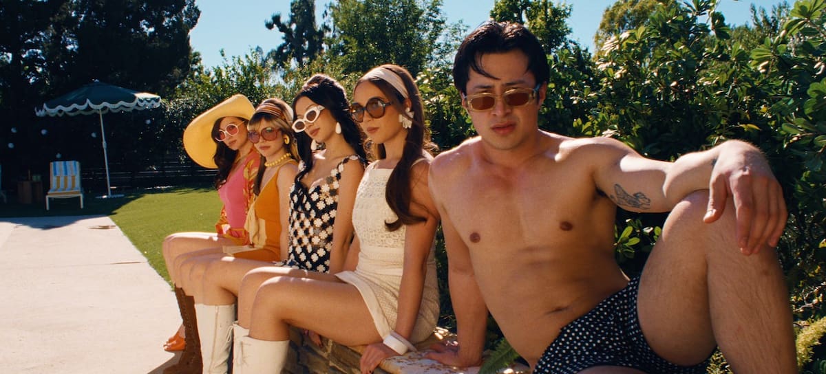 Laufey con los protagonistas de Madwoman