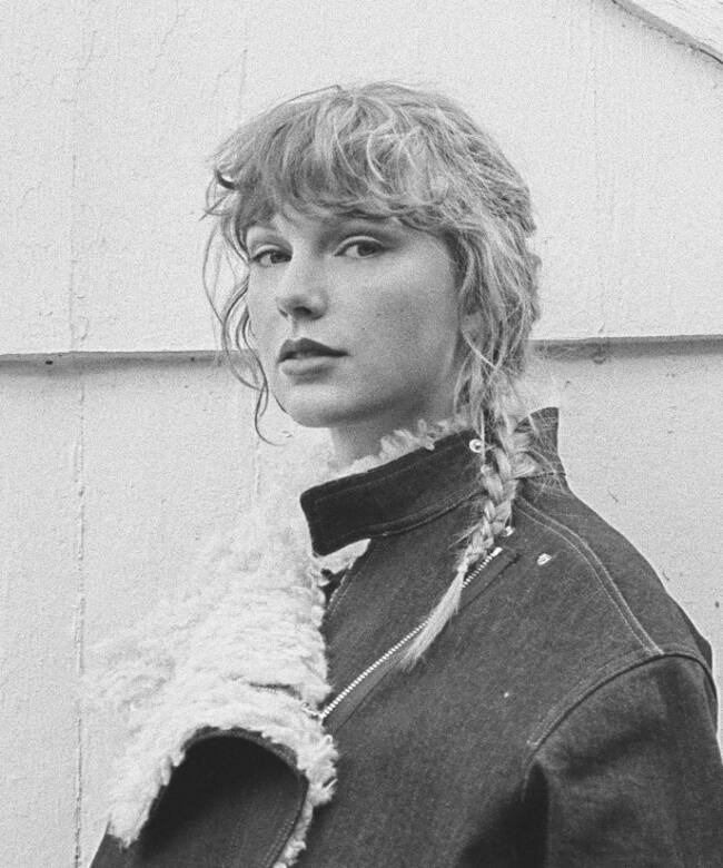 Taylor Swift apunta alto con Evermore (2020), una colección de historias increíbles y su álbum más maduro.